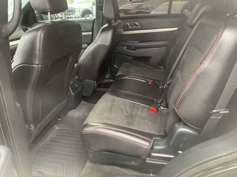 Used 2018 Ford Explorer XLT w/ Equipment Group 202A image 10