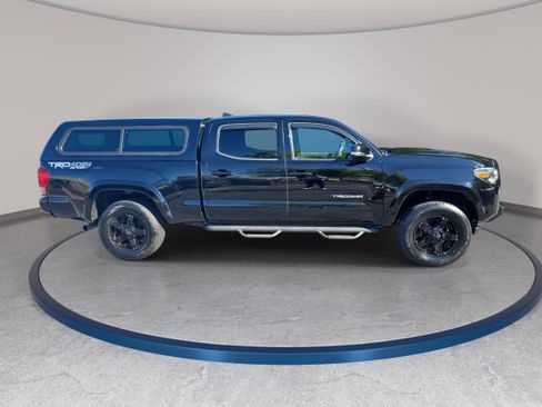 Used 2017 Toyota Tacoma TRD Sport w/ Tow Package AWD/4WD image 4