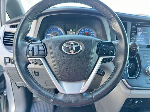 Used 2018 Toyota Sienna XLE Premium image 13
