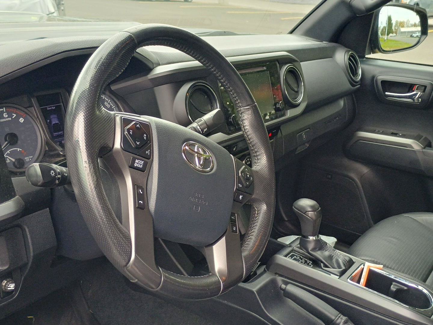 Used 2018 Toyota Tacoma TRD Sport w/ TRD Premium Sport Package AWD/4WD image 5