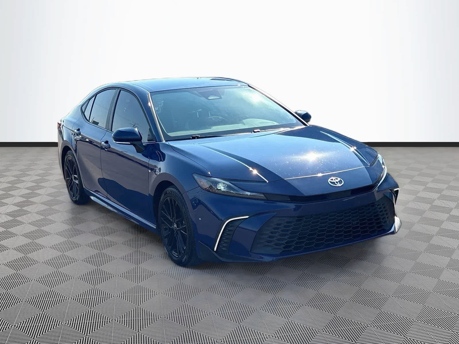 Used 2025 Toyota Camry SE w/ Convenience Package FWD image 3