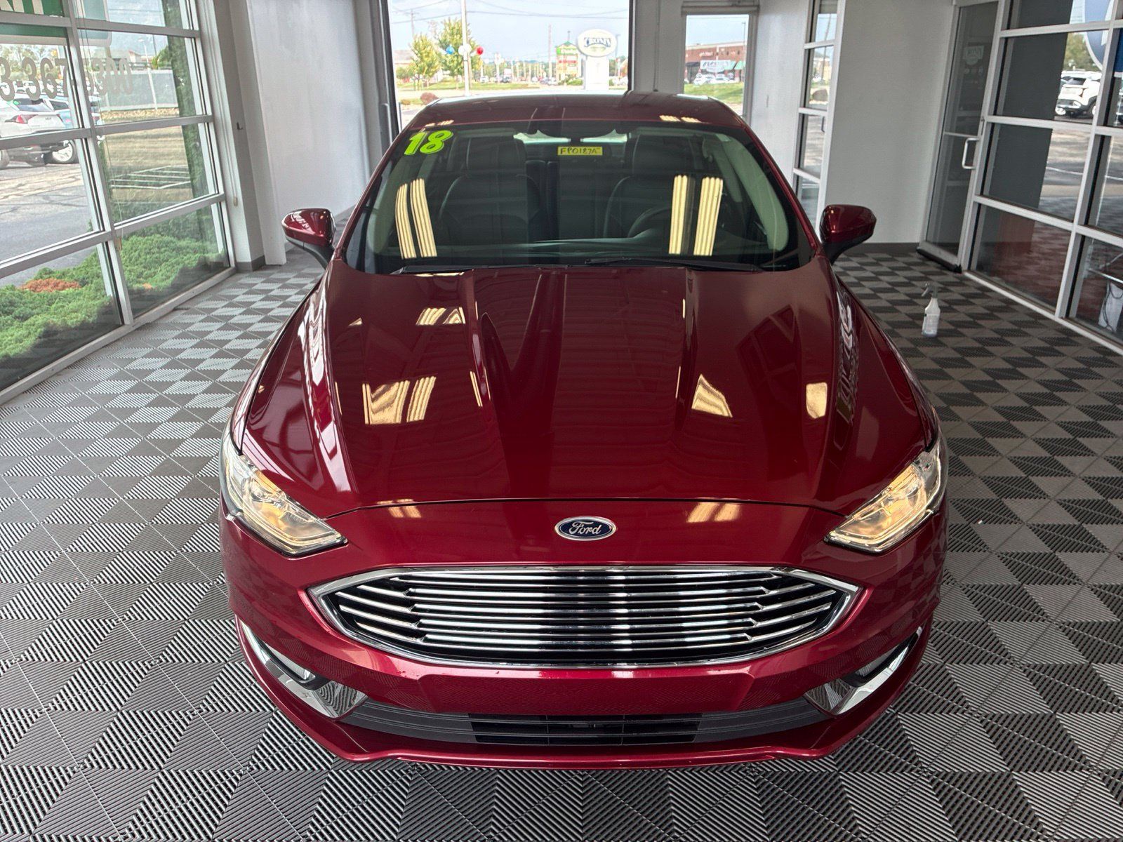 Used 2018 Ford Fusion SE w/ Equipment Group 201A FWD image 2