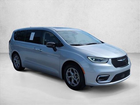 Used 2024 Chrysler Pacifica Limited FWD image 3