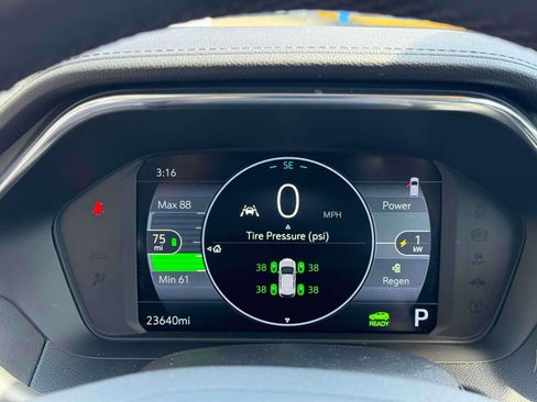 Used 2022 Chevrolet Bolt EUV LT w/ Convenience Package image 24