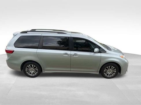 Used 2020 Toyota Sienna XLE FWD image 2