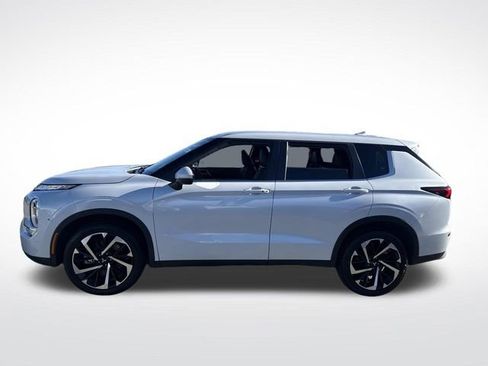 Used 2023 Mitsubishi Outlander SE image 2