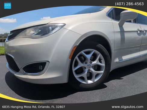 Used 2017 Chrysler Pacifica Touring-L Plus FWD image 10