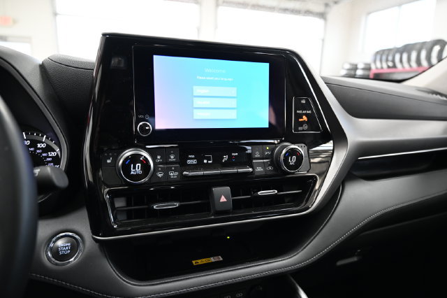 Used 2023 Toyota Highlander XLE AWD/4WD image 15
