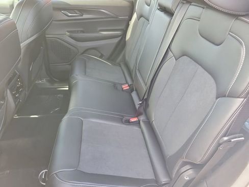 New 2025 Jeep Grand Cherokee Altitude image 9