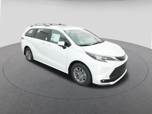 New 2026 Toyota Sienna XLE FWD image 13
