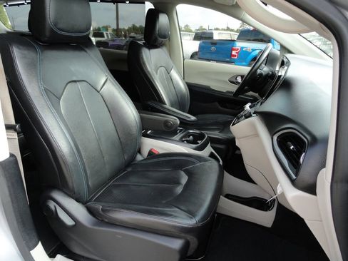 Used 2021 Chrysler Pacifica Touring-L image 8
