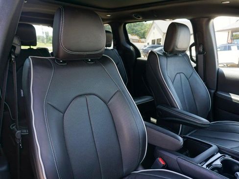 Used 2026 Chrysler Pacifica Limited FWD image 33