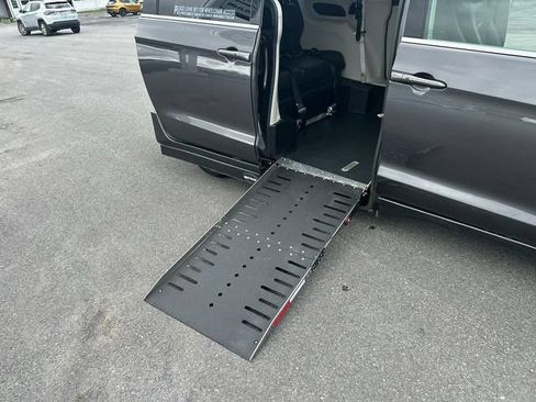 Used 2022 Chrysler Pacifica Touring-L FWD image 22