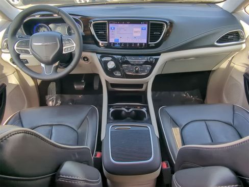 Used 2023 Chrysler Pacifica Limited image 22