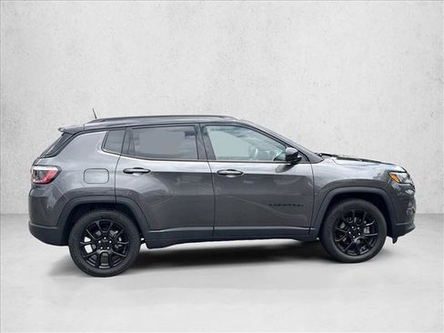 Used 2022 Jeep Compass Latitude FWD image 4