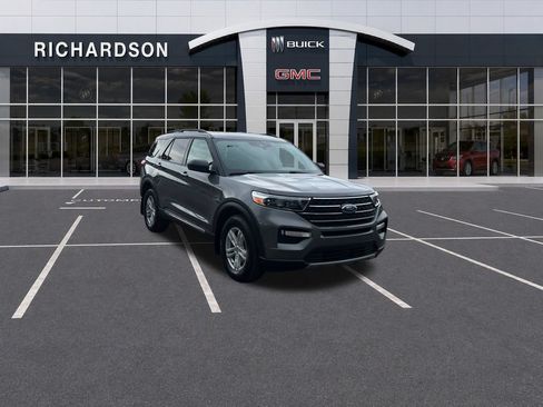 Used 2021 Ford Explorer XLT w/ Equipment Group 202A AWD/4WD image 8