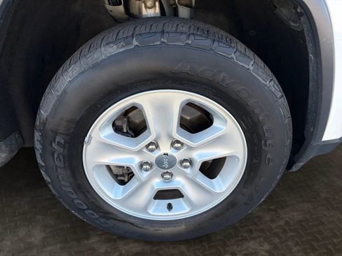 Used 2017 Jeep Grand Cherokee Laredo image 37