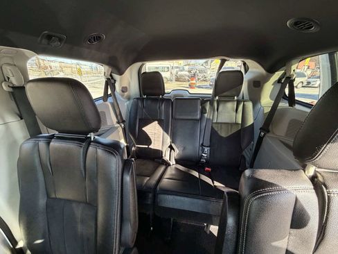 Used 2019 Dodge Grand Caravan SXT image 18
