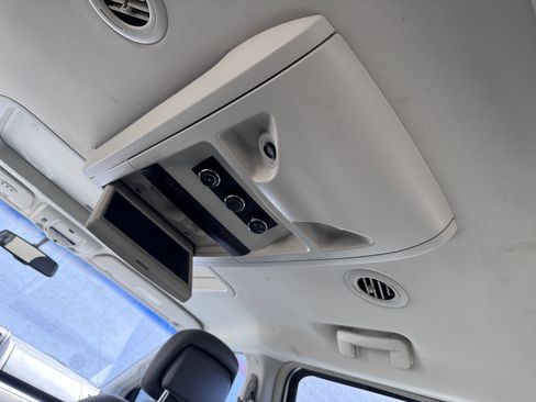 Used 2011 Volkswagen Routan SEL FWD image 38