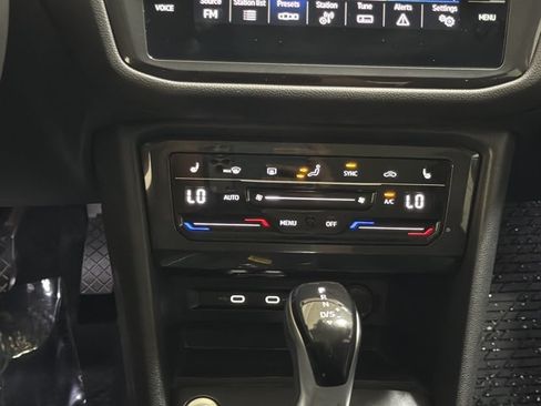 Certified 2024 Volkswagen Tiguan SE w/ Panoramic Sunroof Package AWD/4WD image 33