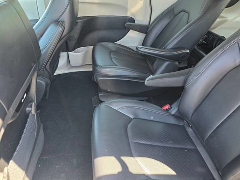 Certified 2024 Chrysler Pacifica Limited FWD image 15