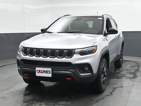 Used 2025 Jeep Compass Trailhawk w/ Trailer Tow Group AWD/4WD image 8
