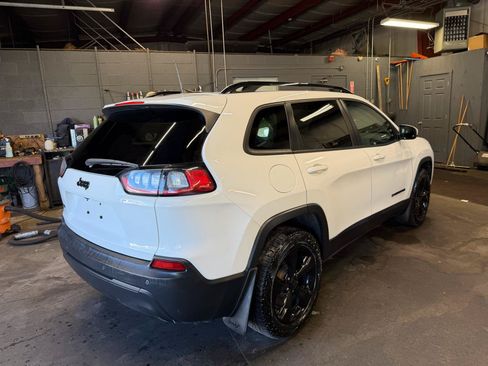Used 2019 Jeep Cherokee Latitude Plus AWD/4WD image 5