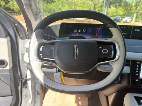 New 2026 Lincoln Navigator Premiere AWD/4WD image 14