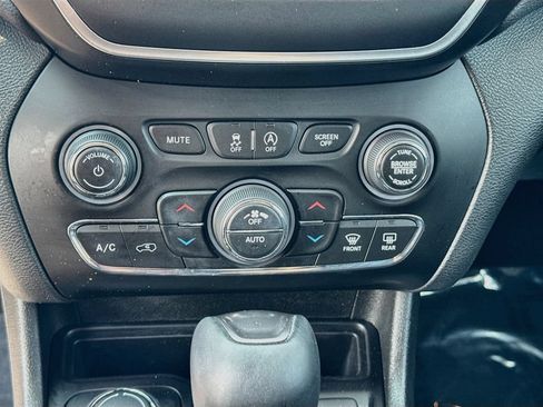 Used 2019 Jeep Cherokee Latitude Plus w/ Comfort/Convenience Group AWD/4WD image 13