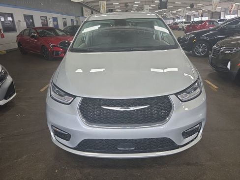 Used 2024 Chrysler Pacifica Touring-L FWD image 2