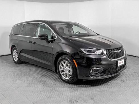 Used 2024 Chrysler Pacifica Touring-L image 11