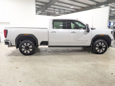Used 2025 GMC Sierra 2500 Denali w/ Denali Reserve Package image 2
