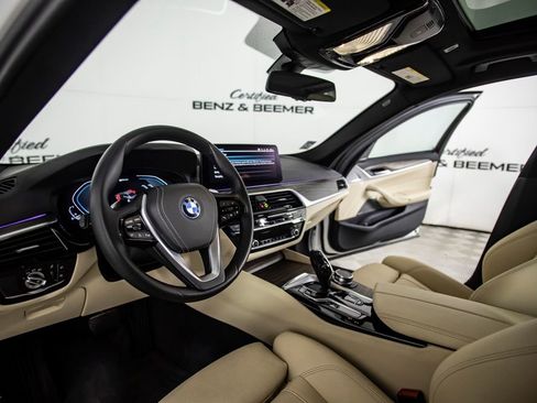 Used 2023 BMW 530e w/ Premium Package image 19