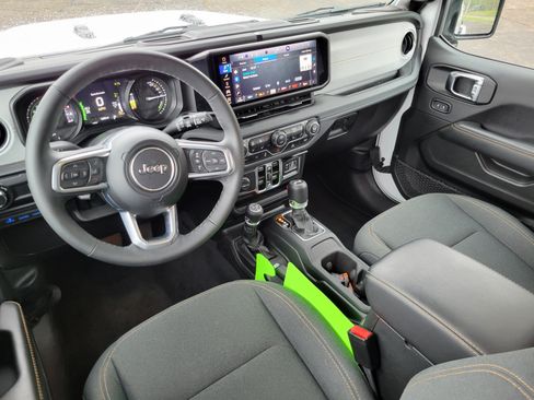 Used 2025 Jeep Wrangler Unlimited Sahara AWD/4WD image 19
