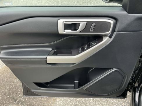 Used 2022 Ford Explorer XLT image 17