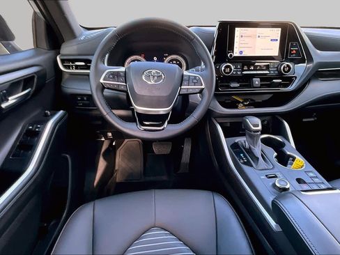 Used 2025 Toyota Highlander XSE AWD/4WD image 6