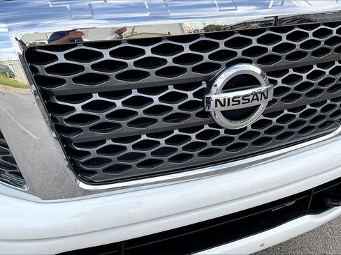 Used 2018 Nissan Titan SV image 29