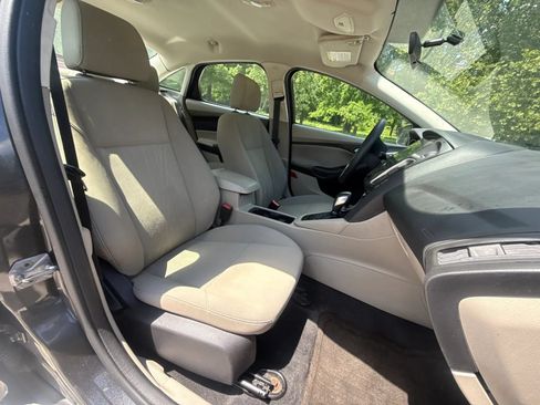 Used 2016 Ford Focus SE w/ SE Power Seat Package FWD image 16