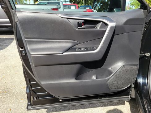 Used 2021 Toyota RAV4 LE FWD image 14