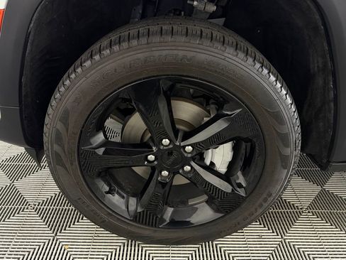 Used 2024 Jeep Grand Cherokee Limited w/ Luxury Tech Group II image 12