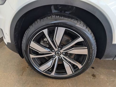 Used 2022 Volvo XC40 P8 Recharge Plus image 12