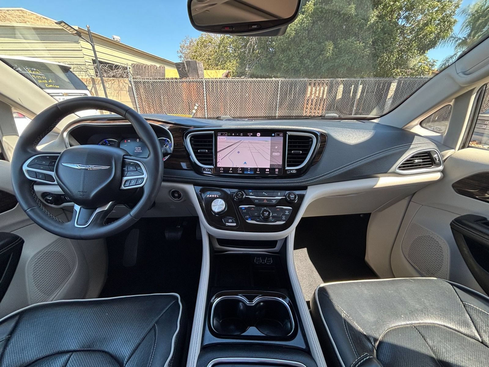 Used 2023 Chrysler Pacifica Limited FWD image 37