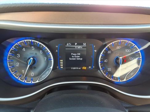 Used 2018 Chrysler Pacifica Touring-L image 16