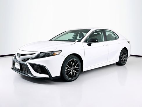Used 2024 Toyota Camry SE image 3