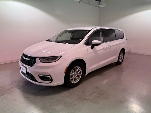 Used 2023 Chrysler Pacifica Touring-L image 3