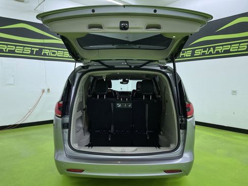 Used 2021 Chrysler Pacifica Touring-L image 9