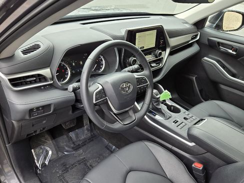 Used 2025 Toyota Highlander XLE image 5