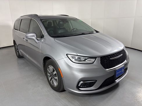 Used 2021 Chrysler Pacifica Touring-L FWD image 2