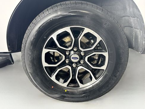 Used 2024 Ford Expedition XLT image 11