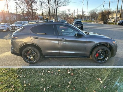 New 2025 Alfa Romeo Stelvio Sprint image 9